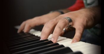 «Un canestro di parole»: poeti e poesia nella canzone italiana – 1
