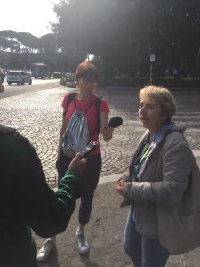 Cristina Faloci di Radio RAI mentre raccoglie un'intervista