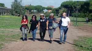 In partenza dal Parco degli Acquedotti: In partenza dal Parco degli Acquedotti: da sinistra la poetessa Maria Grazia Calandrone, Elisabetta Malantrucco di Radio RAI, il musicista Andrea Satta, la guida e Tommaso Pedicini di Radio Colonia