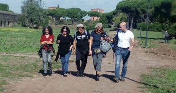 In partenza dal Parco degli Acquedotti: In partenza dal Parco degli Acquedotti: da sinistra la poetessa Maria Grazia Calandrone, Elisabetta Malantrucco di Radio RAI, il musicista Andrea Satta, la guida e Tommaso Pedicini di Radio Colonia