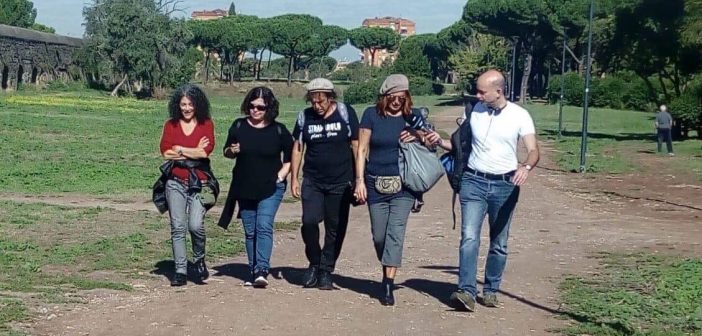 In partenza dal Parco degli Acquedotti: In partenza dal Parco degli Acquedotti: da sinistra la poetessa Maria Grazia Calandrone, Elisabetta Malantrucco di Radio RAI, il musicista Andrea Satta, la guida e Tommaso Pedicini di Radio Colonia