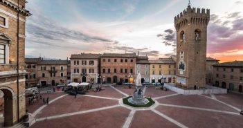 Recanati Piazza Giacomo Leopardi