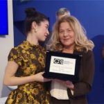 La segretaria generale Maria du Bessé consegna il premio della CRI a Diletta Fosso